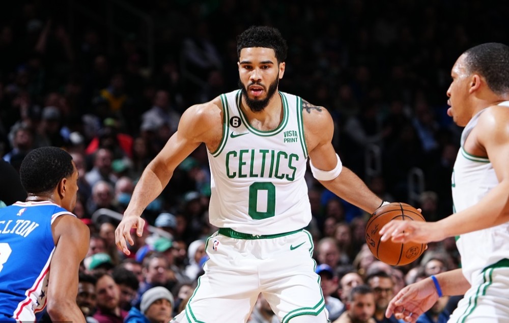  凯尔特人险胜76人，塔图姆创新高  